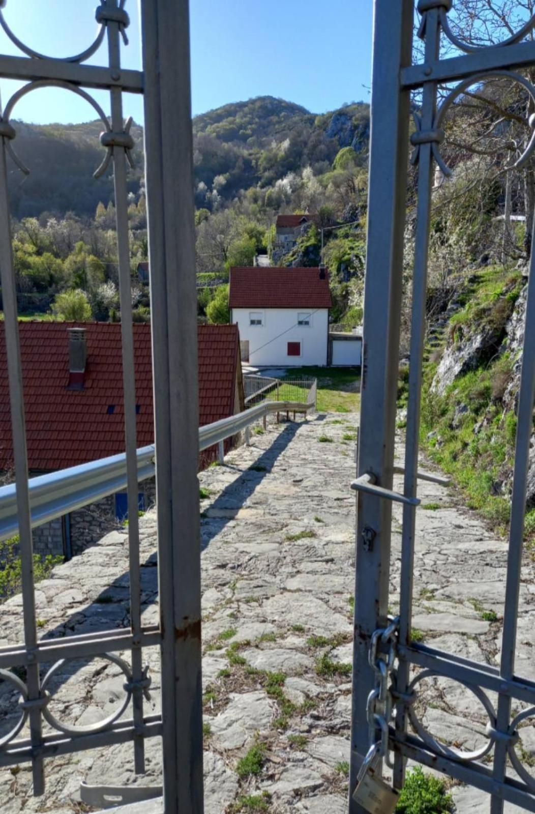 Ugnji-village * Cetinje